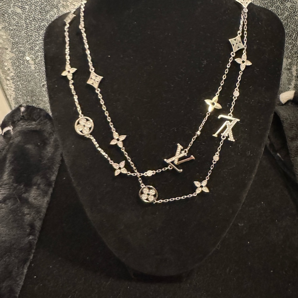 Louis Vuitton Etched Silver Monogram Crystal M6 1084 LE1124 Necklace - Picture 2 of 8
